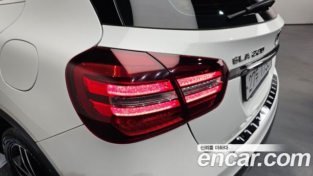 Mercedes-Benz GLA-Class GLA220 Premium