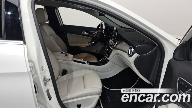 Mercedes-Benz GLA-Class GLA220 Premium