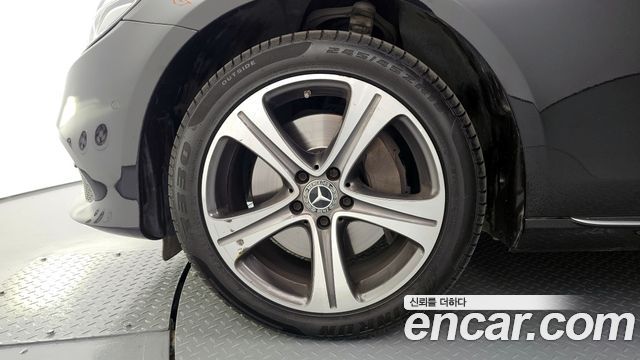 Mercedes-Benz E-Class E300 4MATIC Avnatgarde