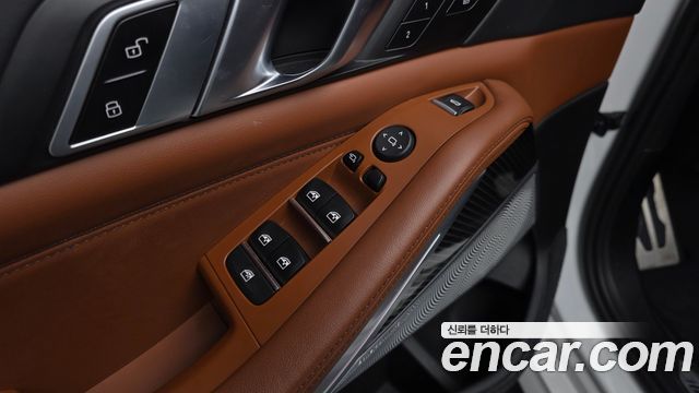BMW X5 M50i
