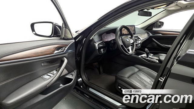 BMW 5-Series 530i xDrive Luxury