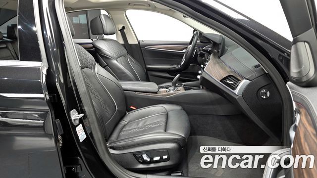 BMW 5-Series 530i xDrive Luxury