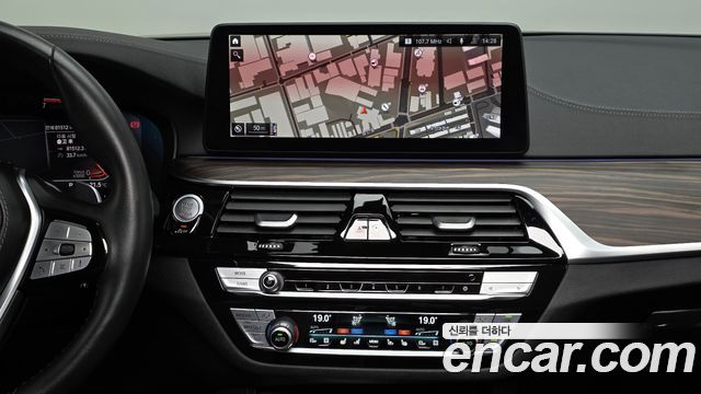BMW 5-Series 530i xDrive Luxury