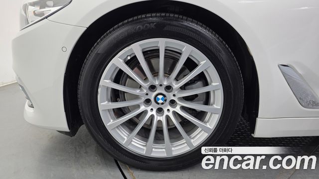 BMW 5-Series 520i Luxury