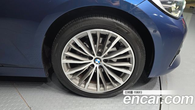 BMW 3-Series 320i Luxury