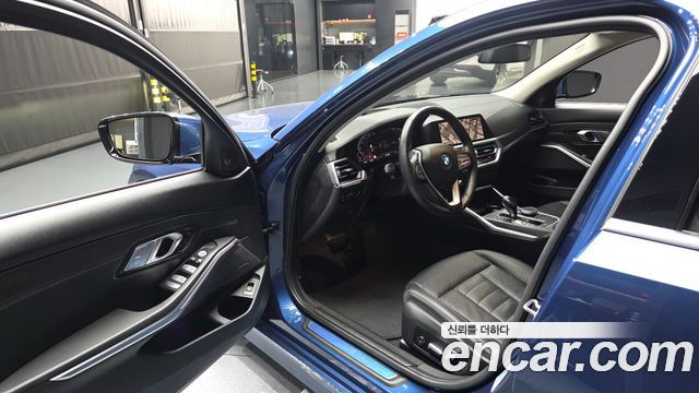 BMW 3-Series 320i Luxury