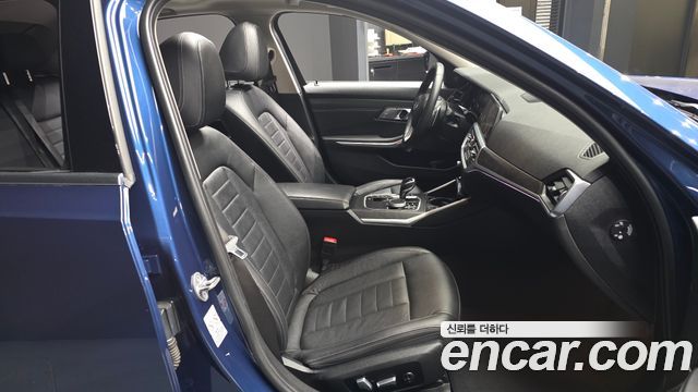 BMW 3-Series 320i Luxury