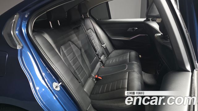 BMW 3-Series 320i Luxury