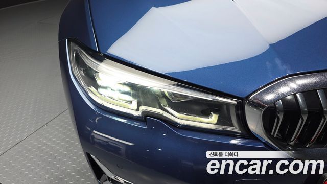 BMW 3-Series 320i Luxury