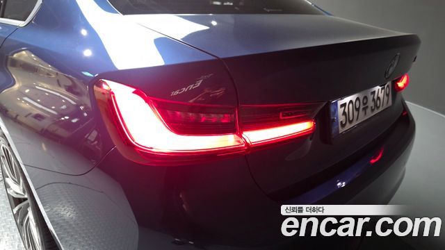 BMW 3-Series 320i Luxury