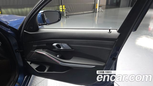 BMW 3-Series 320i Luxury