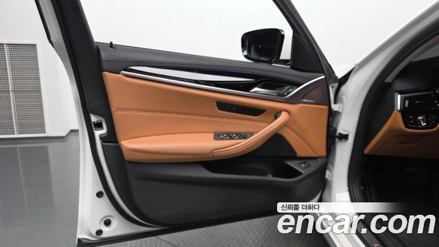 BMW 5-Series 520i Luxury