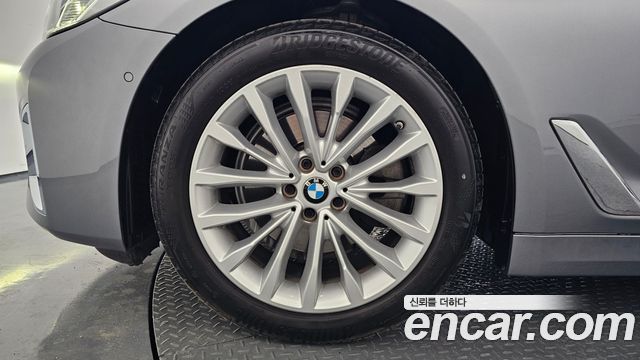 BMW 5-Series 520i Luxury
