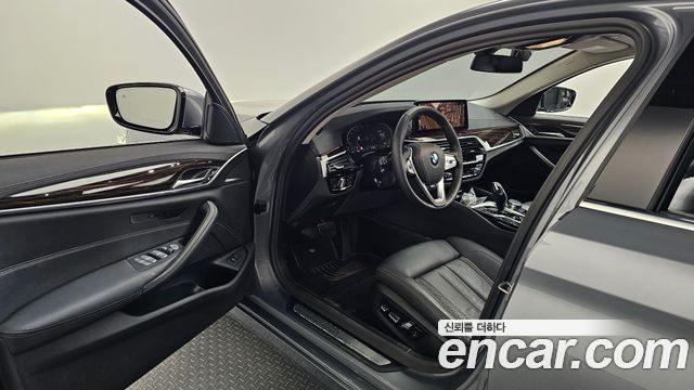 BMW 5-Series 520i Luxury