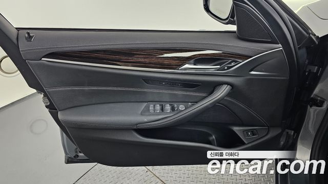 BMW 5-Series 520i Luxury