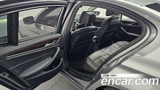 BMW 5-Series 520i Luxury