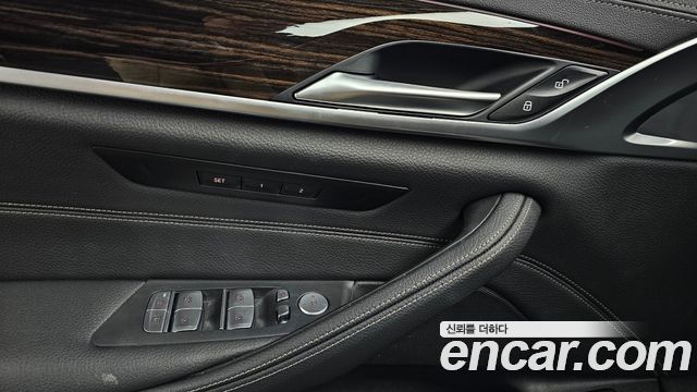 BMW 5-Series 520i Luxury