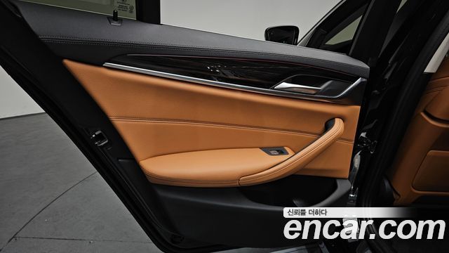 BMW 5-Series 520i Luxury