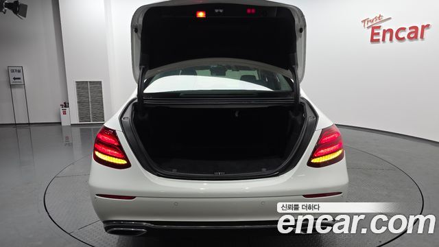 Mercedes-Benz E-Class E220d 4MATIC Avantgarde