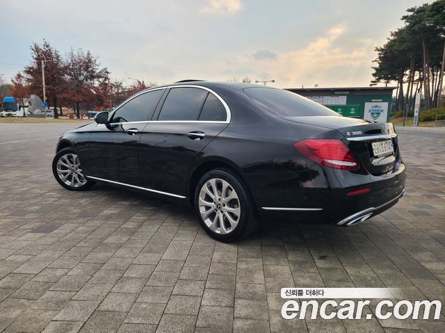 Mercedes-Benz E-Class E300 4MATIC Exclusive