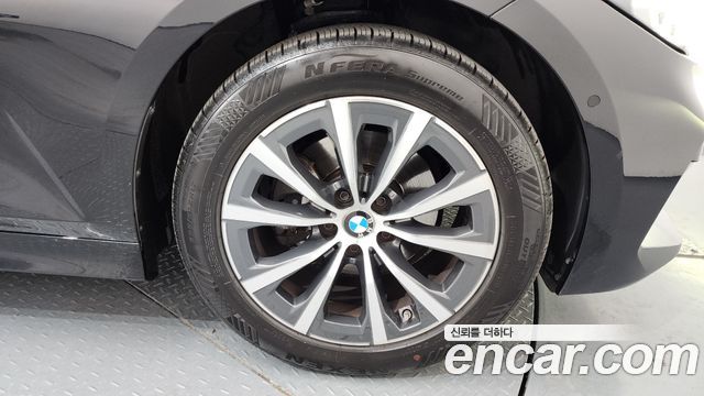 BMW 3-Series 320i