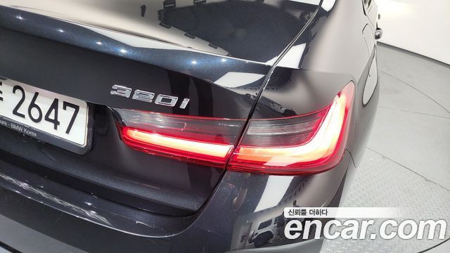 BMW 3-Series 320i