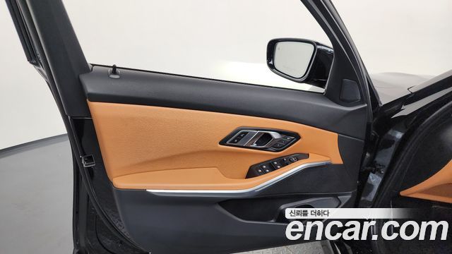 BMW 3-Series 320i