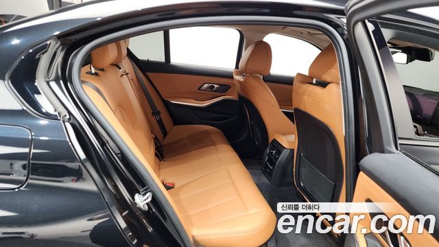 BMW 3-Series 320i