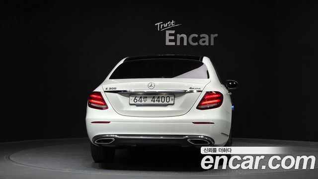Mercedes-Benz E-Class E300 4MATIC Exclusive