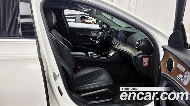 Mercedes-Benz E-Class E300 4MATIC Exclusive