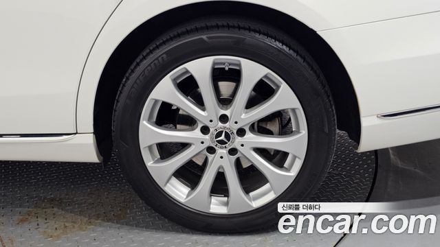 Mercedes-Benz E-Class E300 4MATIC Exclusive