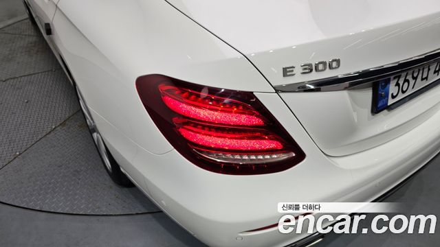 Mercedes-Benz E-Class E300 4MATIC Exclusive