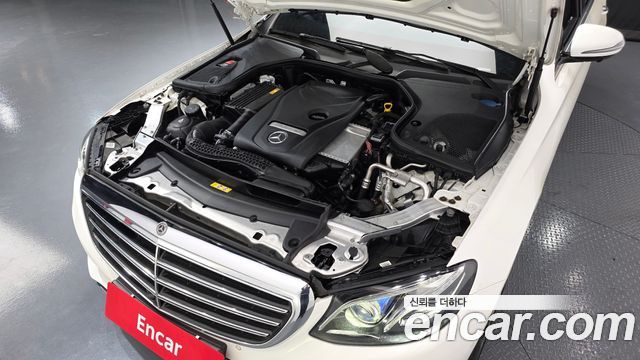 Mercedes-Benz E-Class E300 4MATIC Exclusive