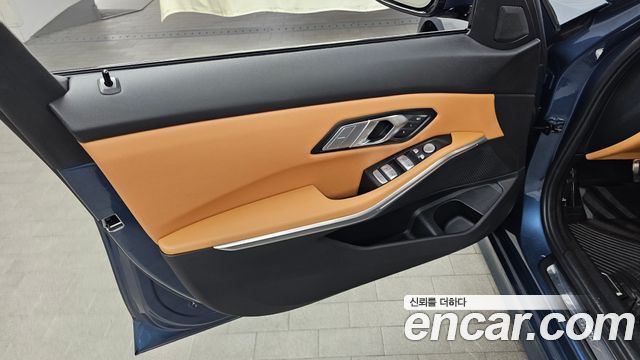 BMW 3-Series 320i