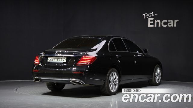 Mercedes-Benz E-Class E300 4MATIC Exclusive Standard