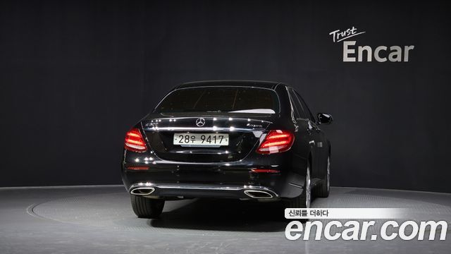 Mercedes-Benz E-Class E300 4MATIC Exclusive Standard