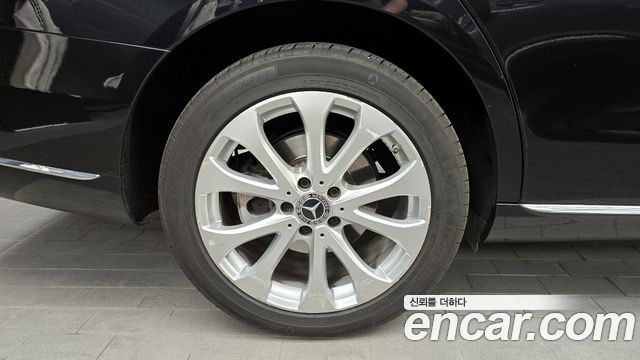 Mercedes-Benz E-Class E300 4MATIC Exclusive Standard