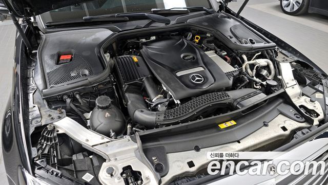 Mercedes-Benz E-Class E300 4MATIC Exclusive Standard