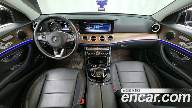 Mercedes-Benz E-Class E300 4MATIC Exclusive Standard