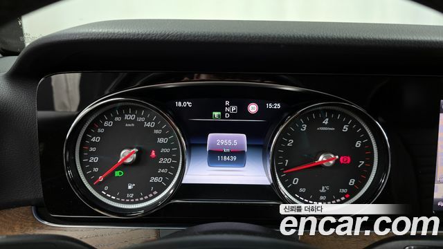 Mercedes-Benz E-Class E300 4MATIC Exclusive Standard
