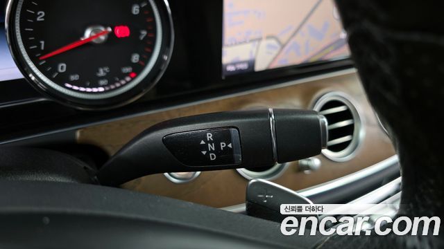 Mercedes-Benz E-Class E300 4MATIC Exclusive Standard