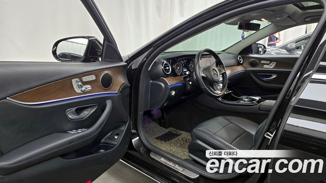 Mercedes-Benz E-Class E300 4MATIC Exclusive Standard