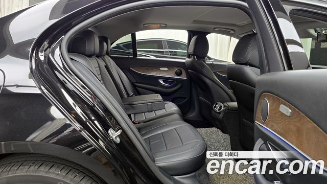 Mercedes-Benz E-Class E300 4MATIC Exclusive Standard