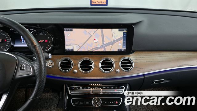 Mercedes-Benz E-Class E300 4MATIC Exclusive Standard