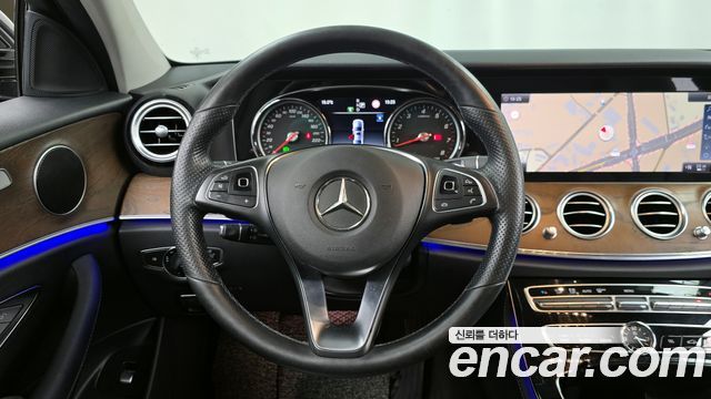 Mercedes-Benz E-Class E300 4MATIC Exclusive Standard