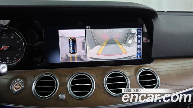 Mercedes-Benz E-Class E300 4MATIC Exclusive Standard