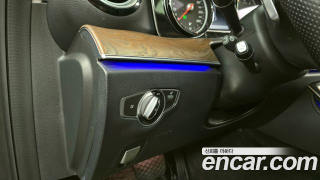 Mercedes-Benz E-Class E300 4MATIC Exclusive Standard