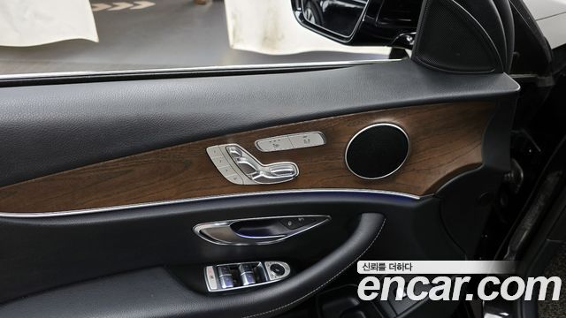 Mercedes-Benz E-Class E300 4MATIC Exclusive Standard