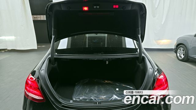 Mercedes-Benz E-Class E300 4MATIC Exclusive Standard