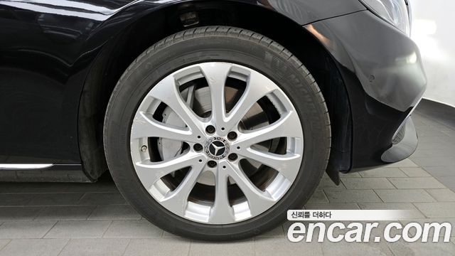 Mercedes-Benz E-Class E300 4MATIC Exclusive Standard